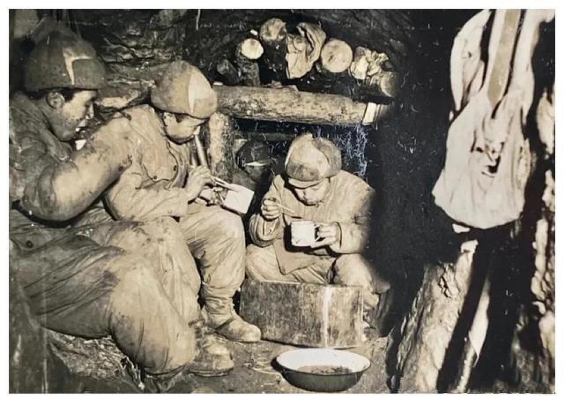 1953年,朝鲜战争即将结束,志愿军战士在坑道里包饺子.