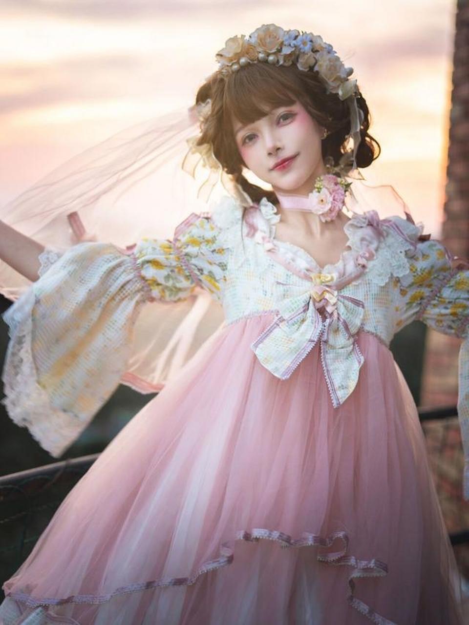 很多lo娘看到谢安然这身洛丽塔穿搭都会有一种想要尝试的感觉,这样的