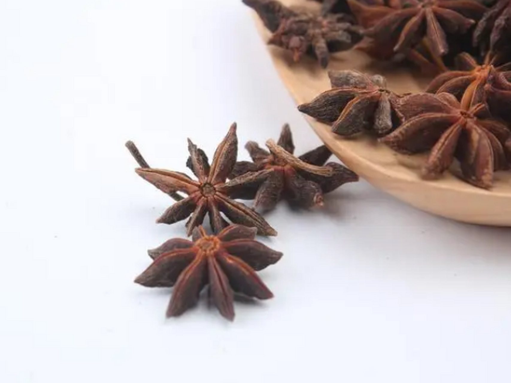 炒菜必备调料 八角:八角又名大茴香,大料属于芳香型香料,味道甘甜,在