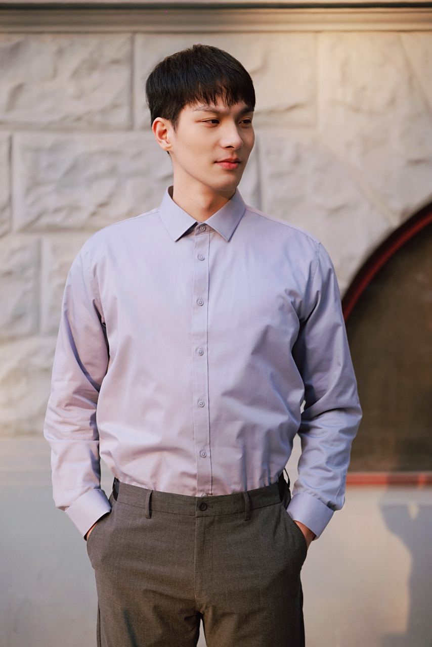衬衫真的是职场男性的绝配 一件衬衫配上一条西裤 简约得体又干净