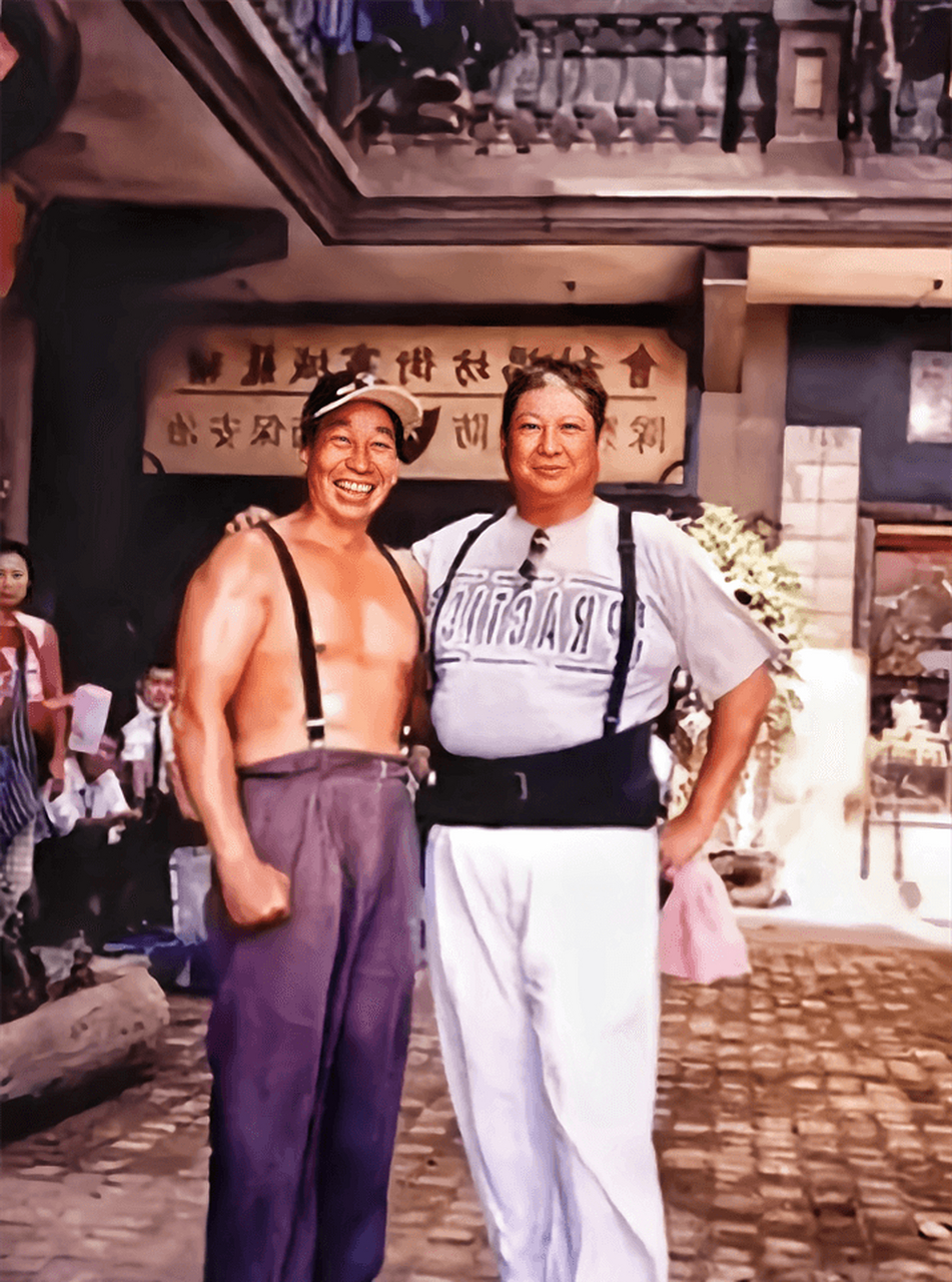 洪金宝在2003年与赵志凌拍摄电影《功夫》留下的合影,20年了,洪金宝