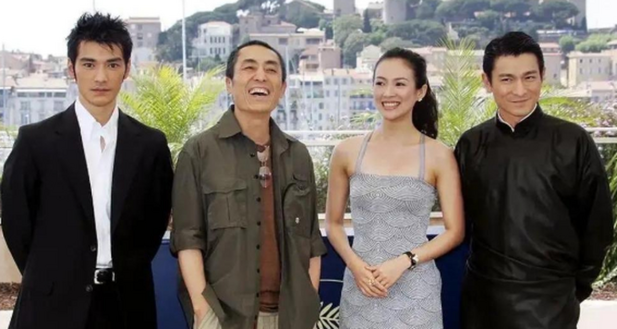 2004年,金城武,刘德华,章子怡和张艺谋在国外参加影展时的一张合影!