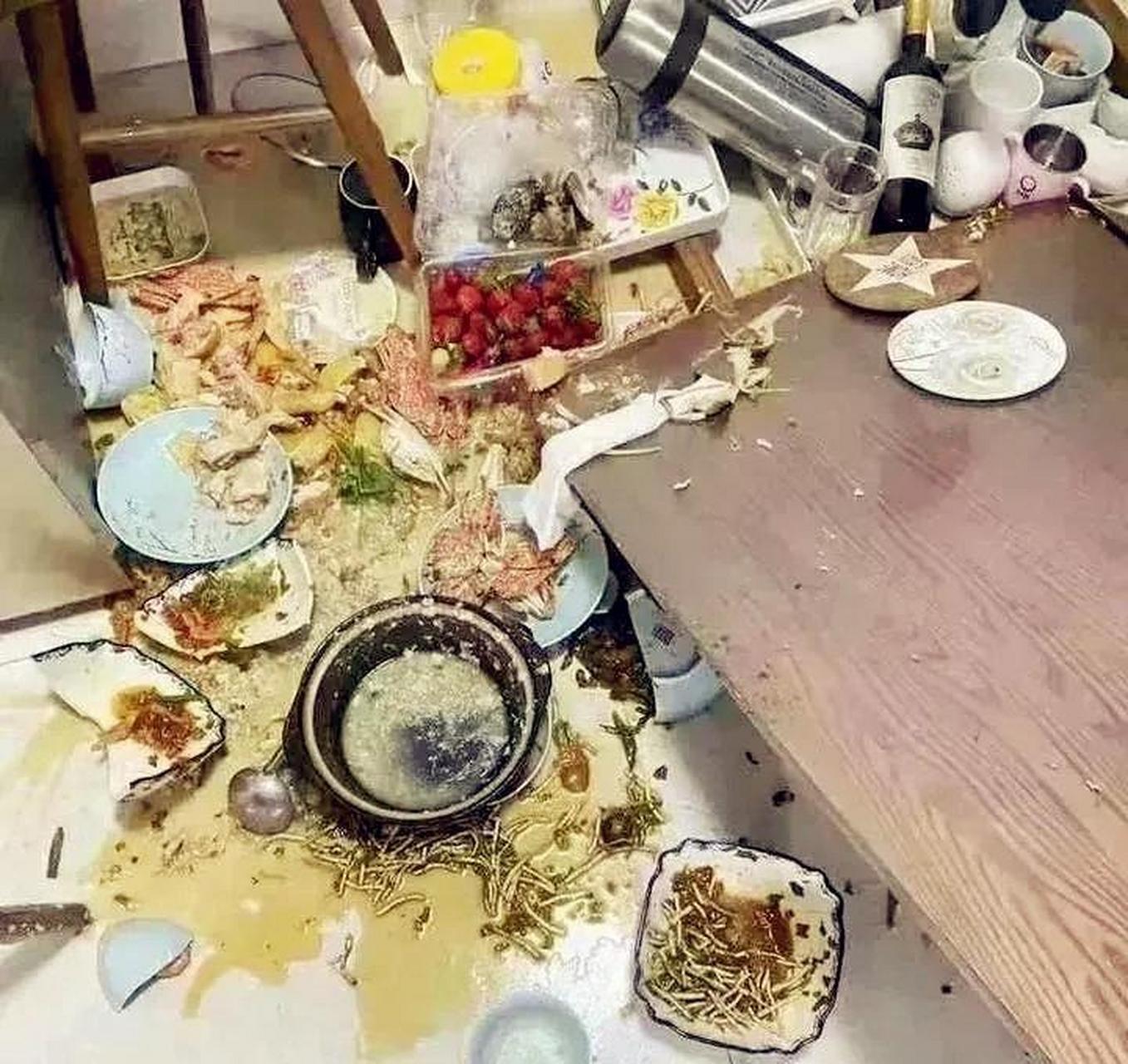 一个朋友来拜访,当最后一道菜上来时,桌子翻了个底朝天 #趣图搞笑