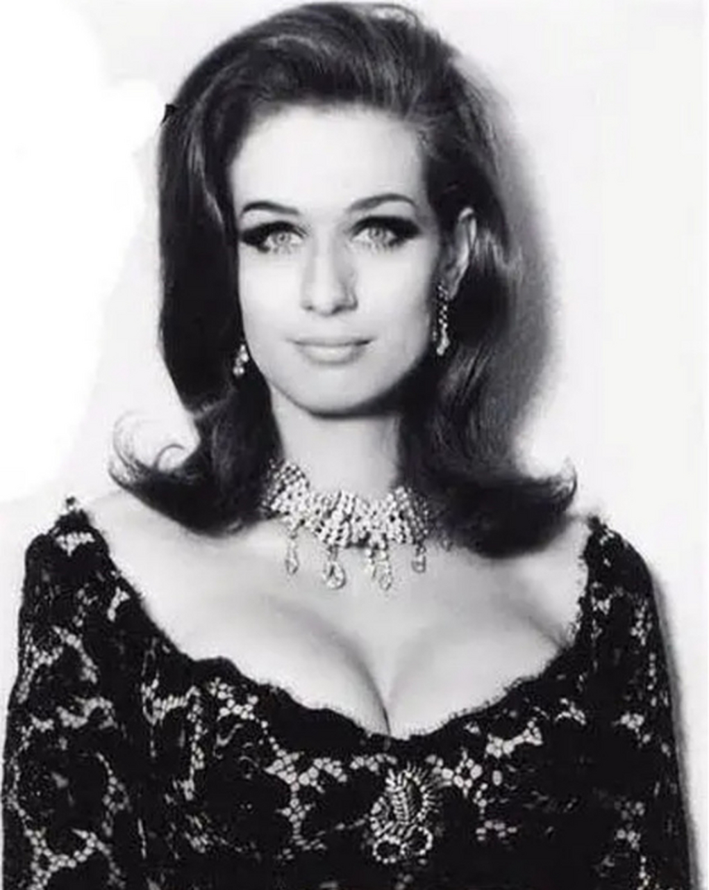 1971年,英国著名女演员瓦莱丽·莱昂在街头遛猫的一张老照片.