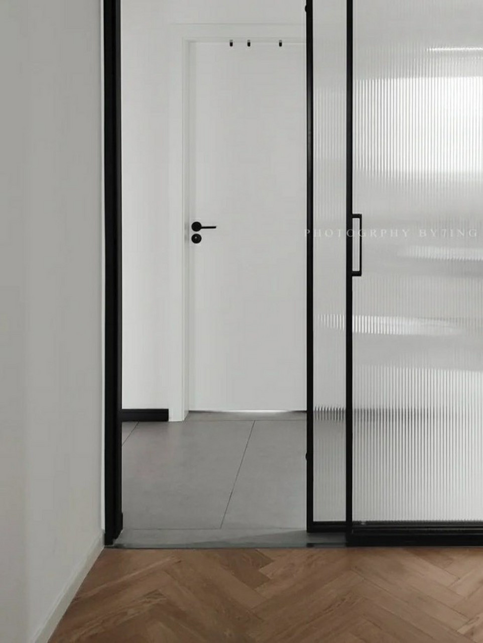 我们常见的玻璃门安装有两种安装方式,一种是地轨,另外一种就是吊轨.