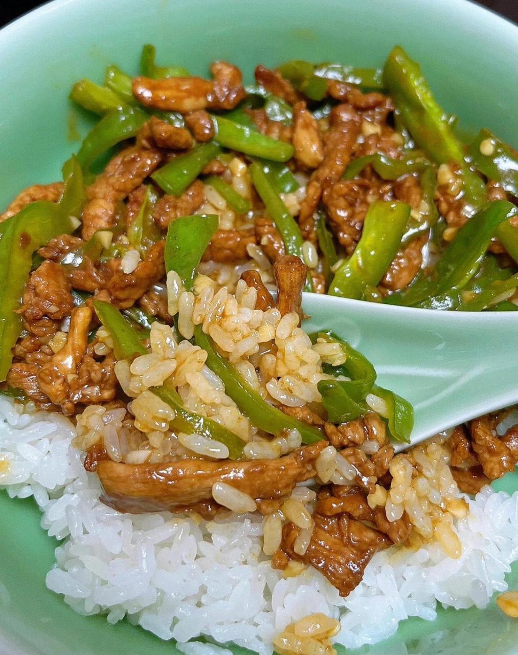 青椒肉丝盖浇饭|食材简单拌饭绝了7515[鸡蛋]比小炒店还好吃的