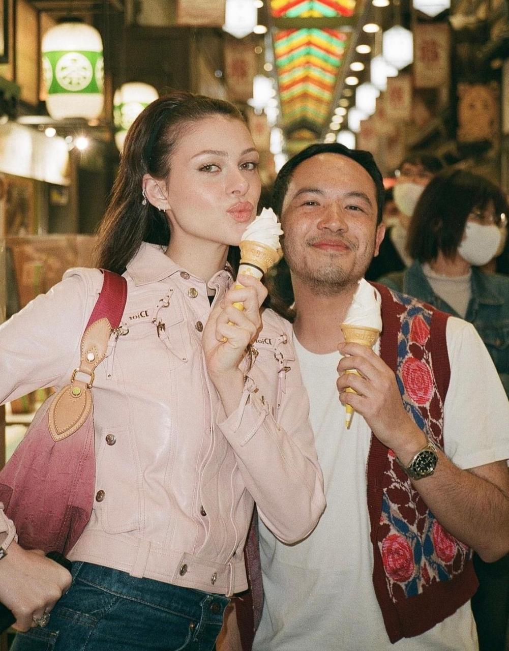 布鲁克林贝克汉姆和老婆nicola在日本旅游,nicola这个发型还蛮可爱的.