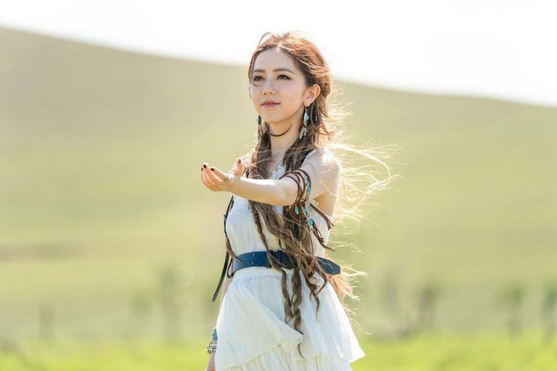 长发飘逸活泼灵动,草原上惬意甜笑#邓紫棋