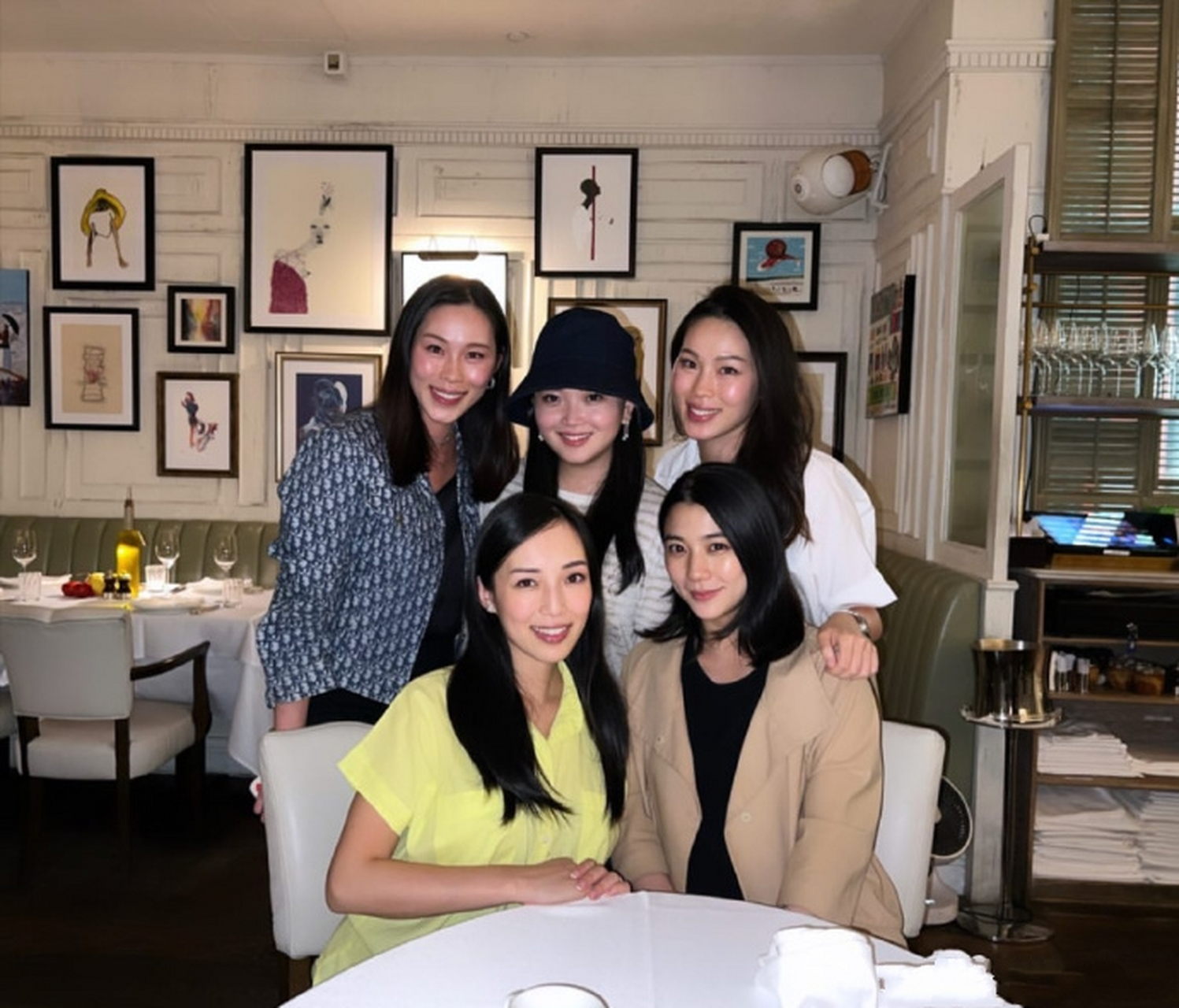 李嘉颖,霍咏诗,杨咏晴三位名媛聚会,他们家里都是百亿资产,颜值也都