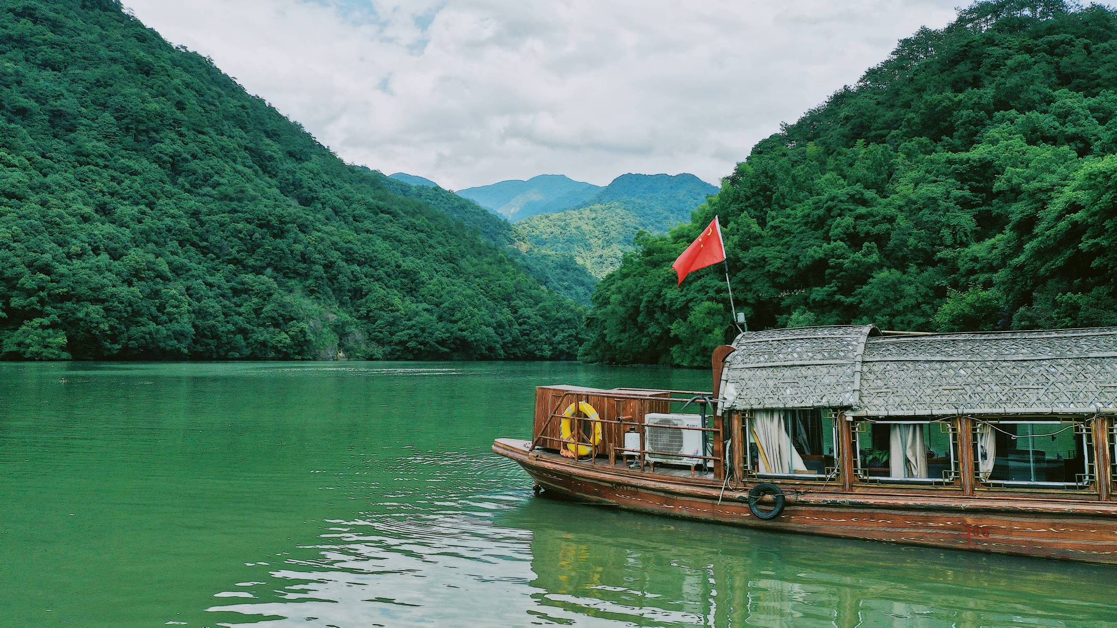 富春江七里扬帆,是江南水乡的一道独特风景线.