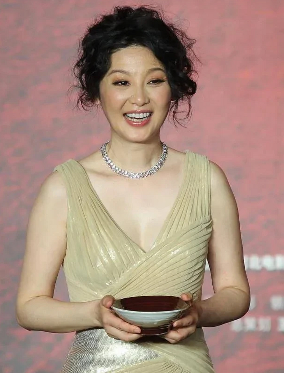 冯小刚的老婆"徐帆"太会穿了!