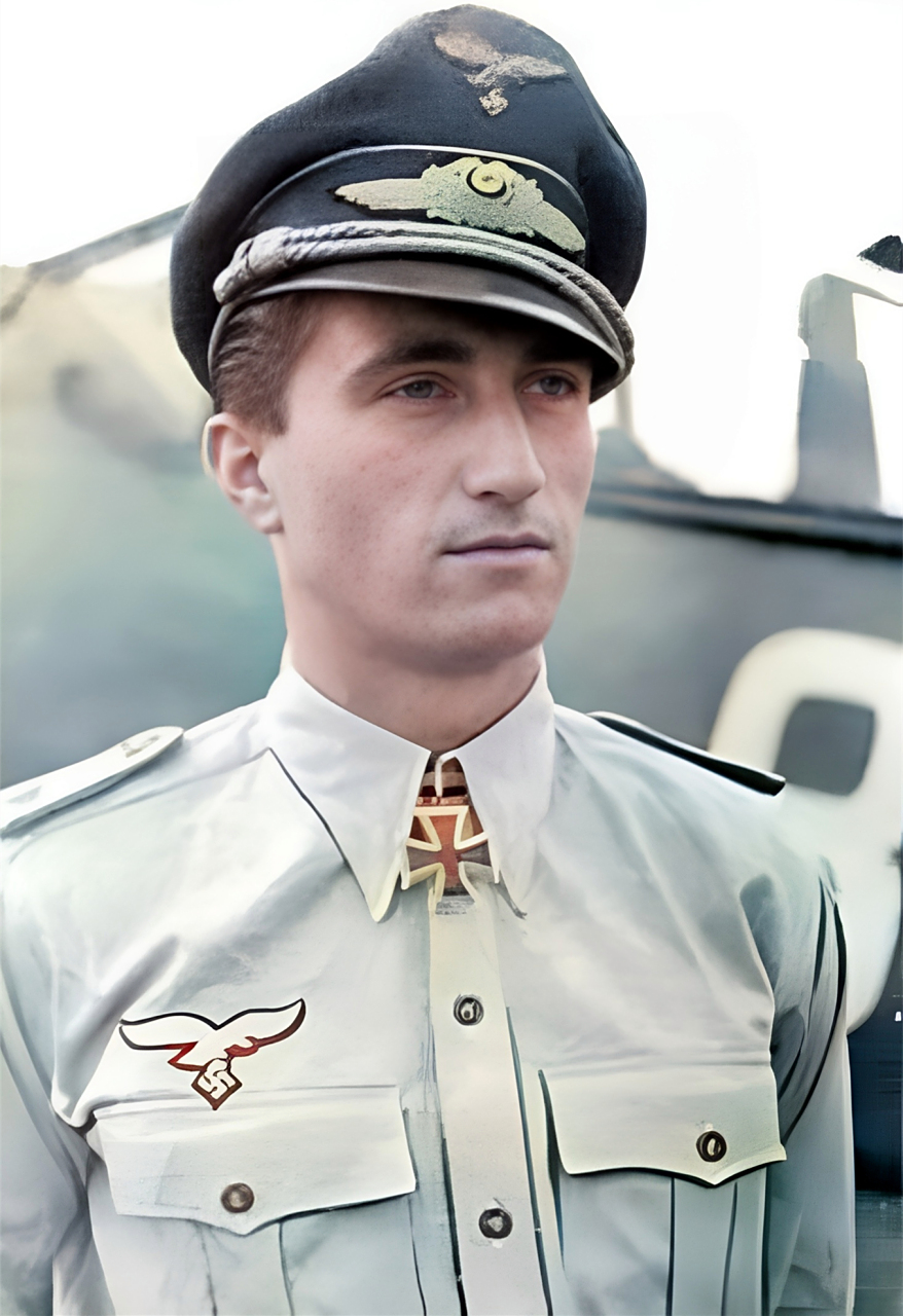 此人名叫瓦尔特·诺沃特尼,是空战史上第一位突破击落二百五十架飞机