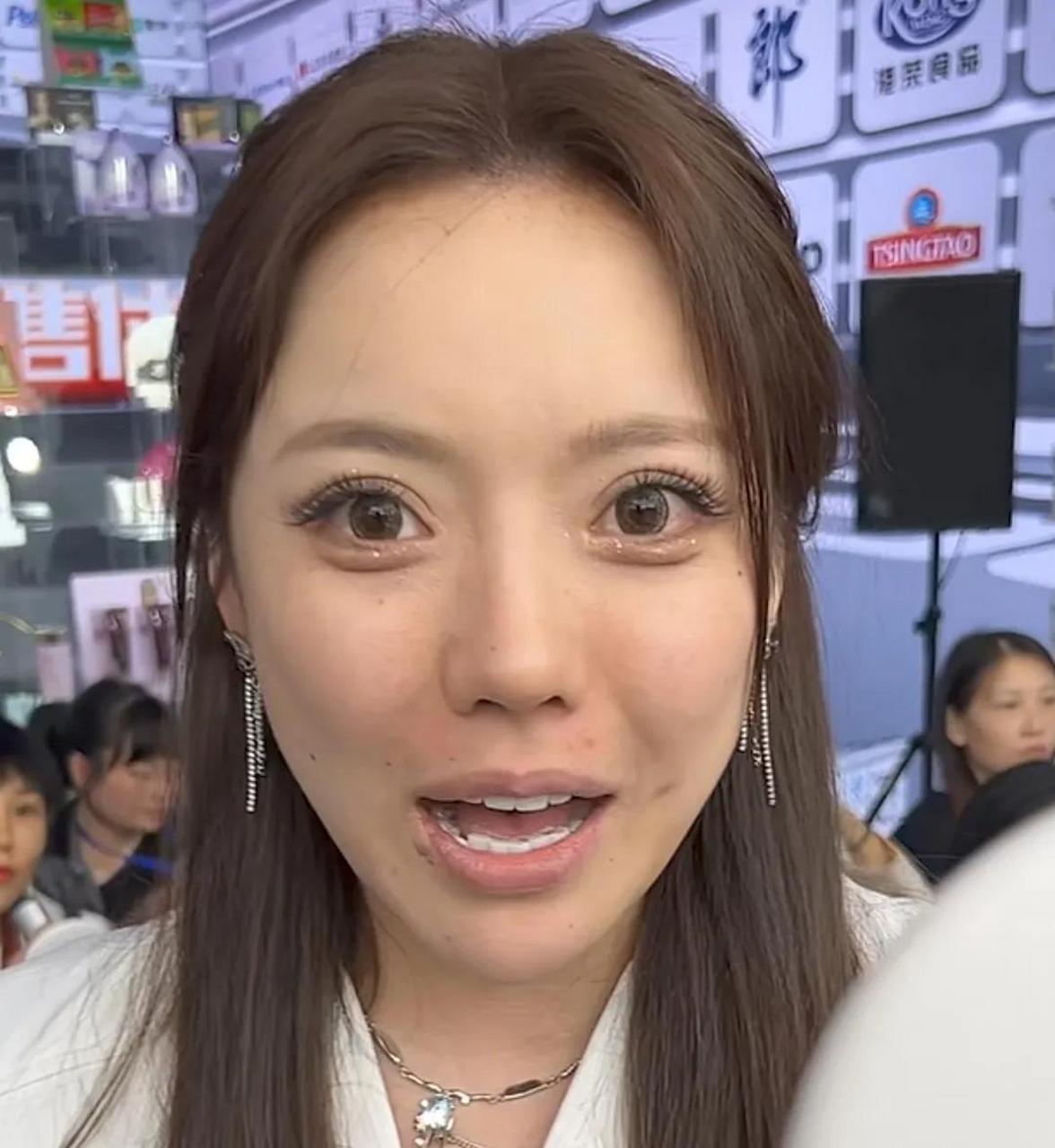 蛋蛋在粉丝面前这也是第一次说出自己全身动手术整容的秘密,表现出了