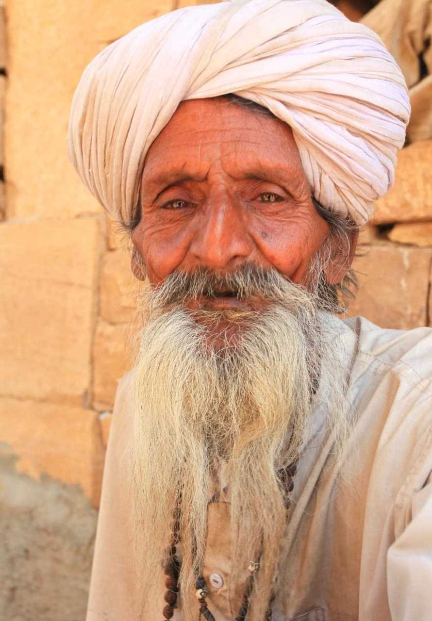 印度的横笛是木质的,好处是省去了贴笛膜时可能产生的对音质音色的不