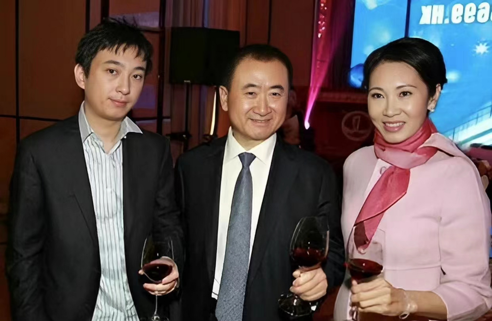 王思聪和爸爸妈妈在一起的时候看着还挺乖的,妈妈年轻的时候绝对是大