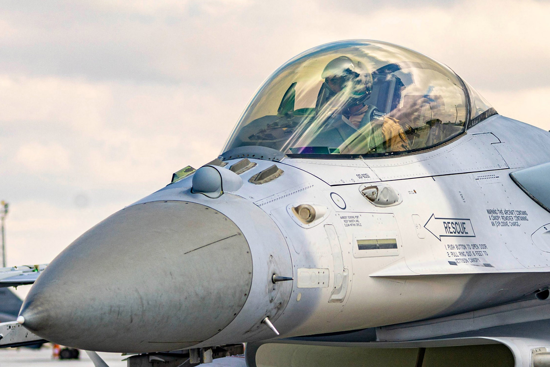 阿联酋空军装备的f-16e block60战斗机,我国空军装备的歼-10b战斗机