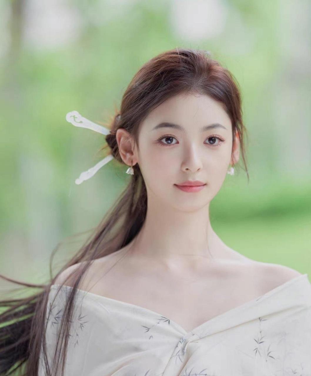 很温柔的女孩子,长发飘飘惹人怜