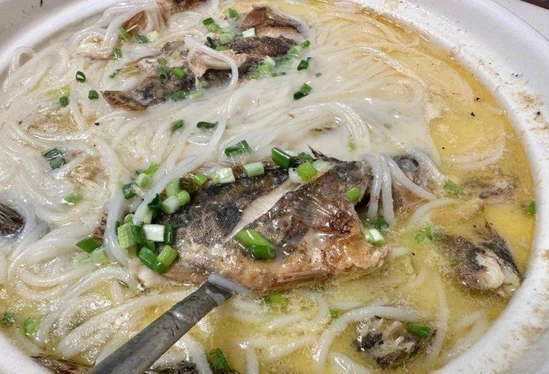 来江西亲戚家吃饭,小鳜鱼煮粉.