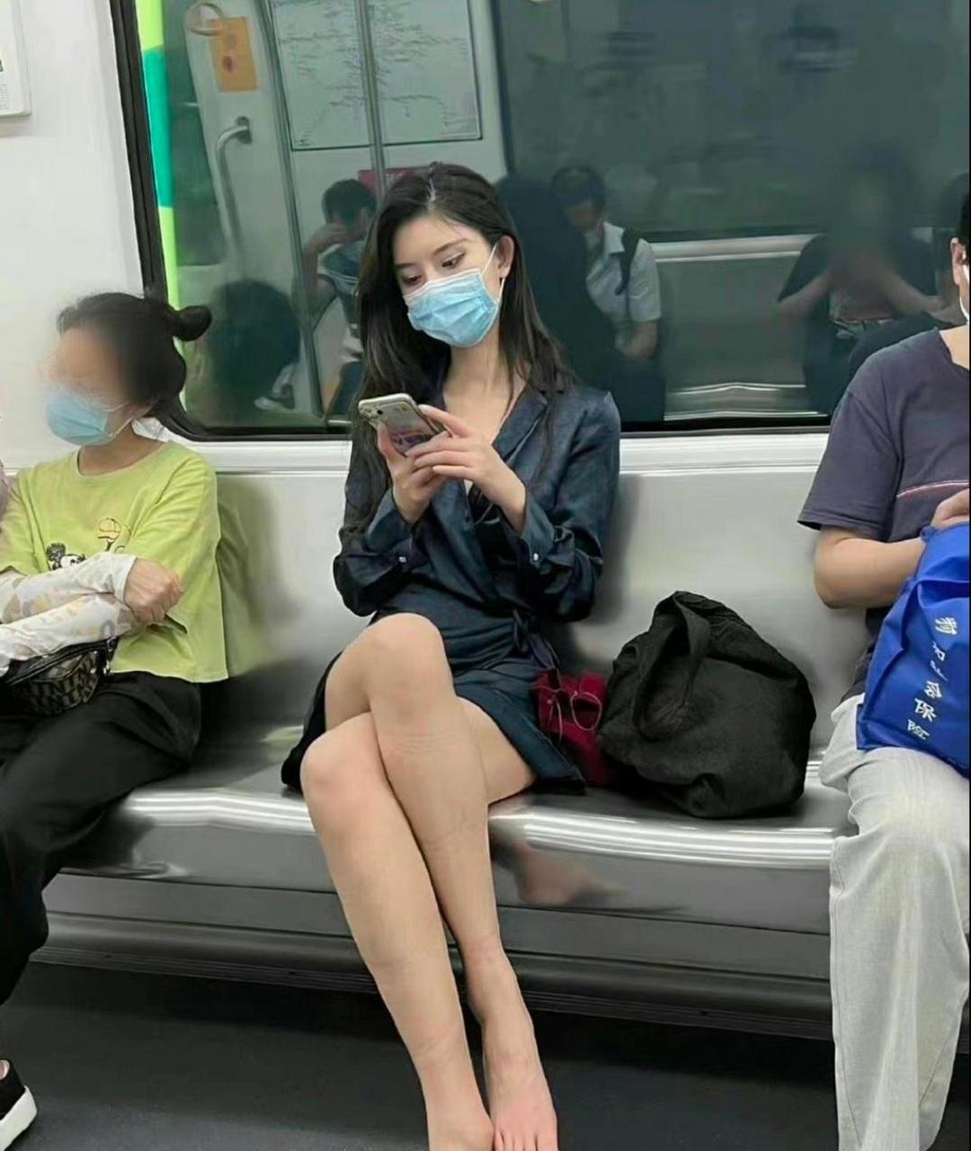 当你在地铁上遇到一个脱鞋的女人时,你会怎么做?
