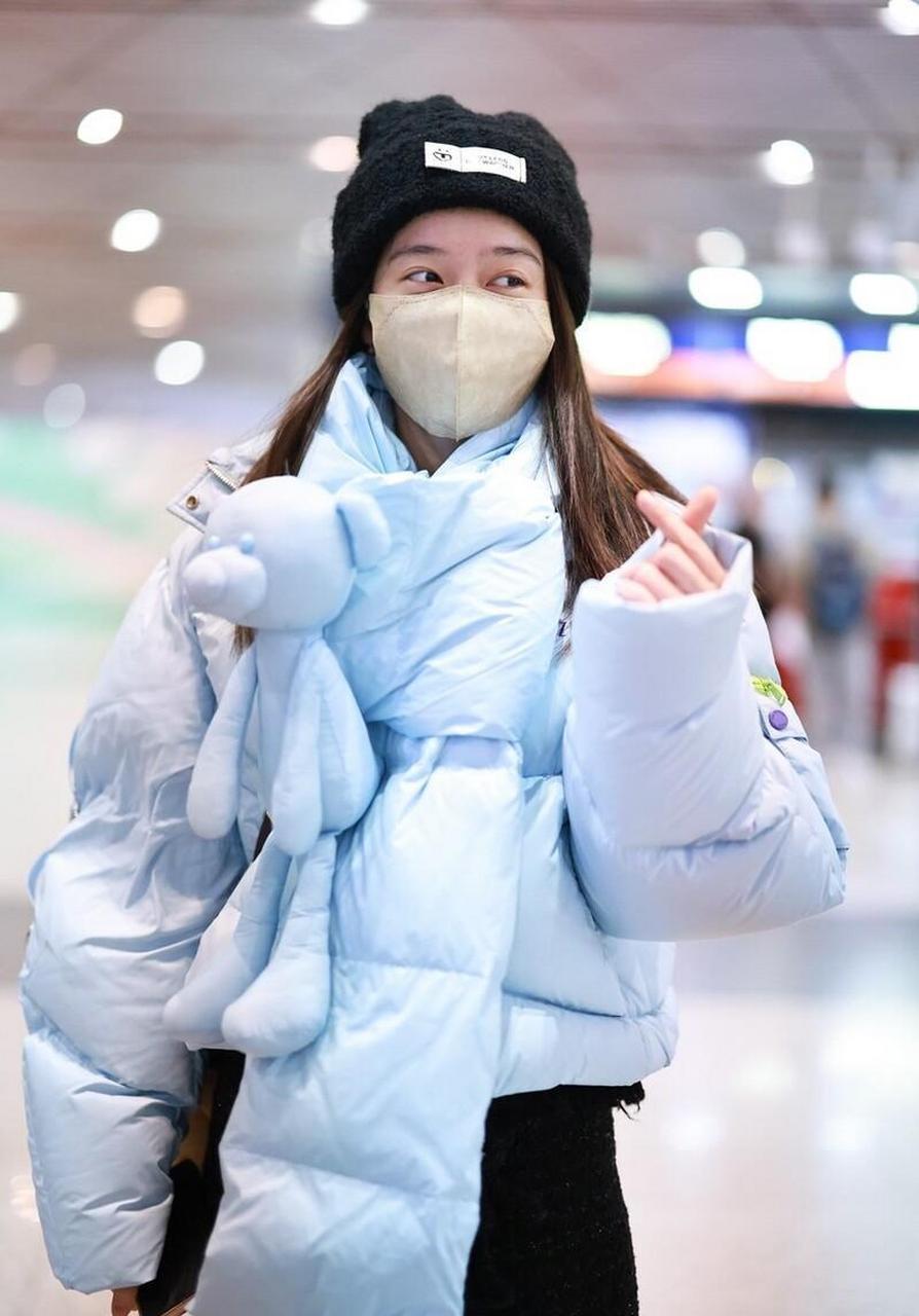 张雪迎机场街拍 蓝色羽绒服 毛线帽 valentino手袋休闲可爱
