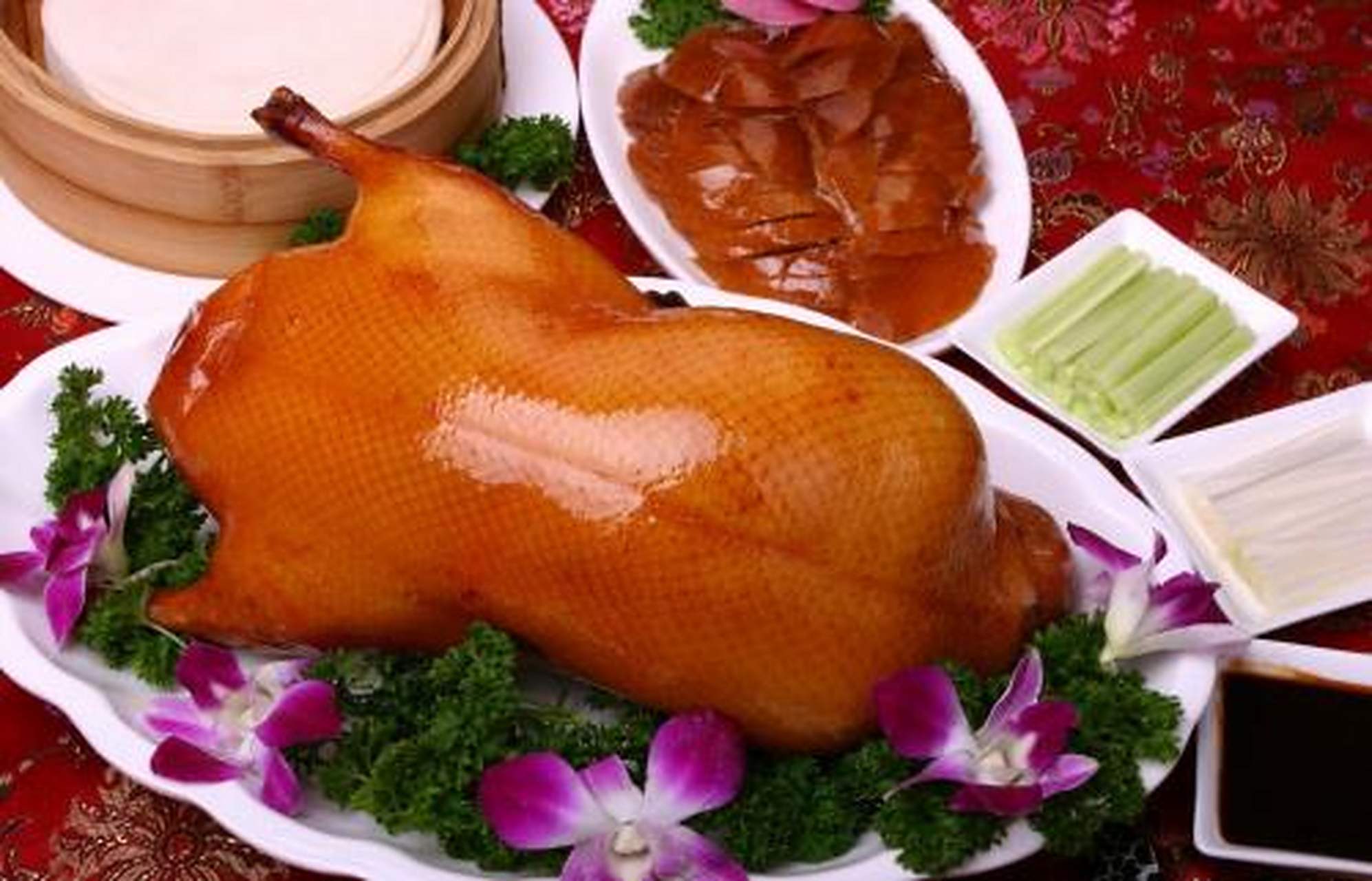 汴京烤鸭是一道菜品,又名(东京烤鸭),制作原料主要有填鸭,蜂蜜,京冬菜