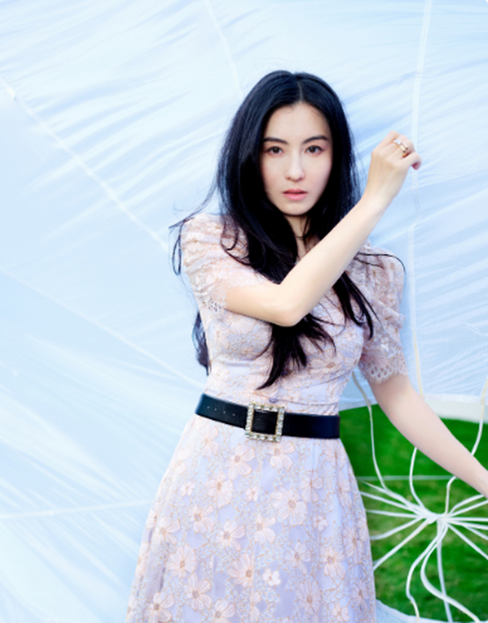 张柏芝最近出了一组杂志封面大片,照片中她气场十足,黑色披肩长发酷飒