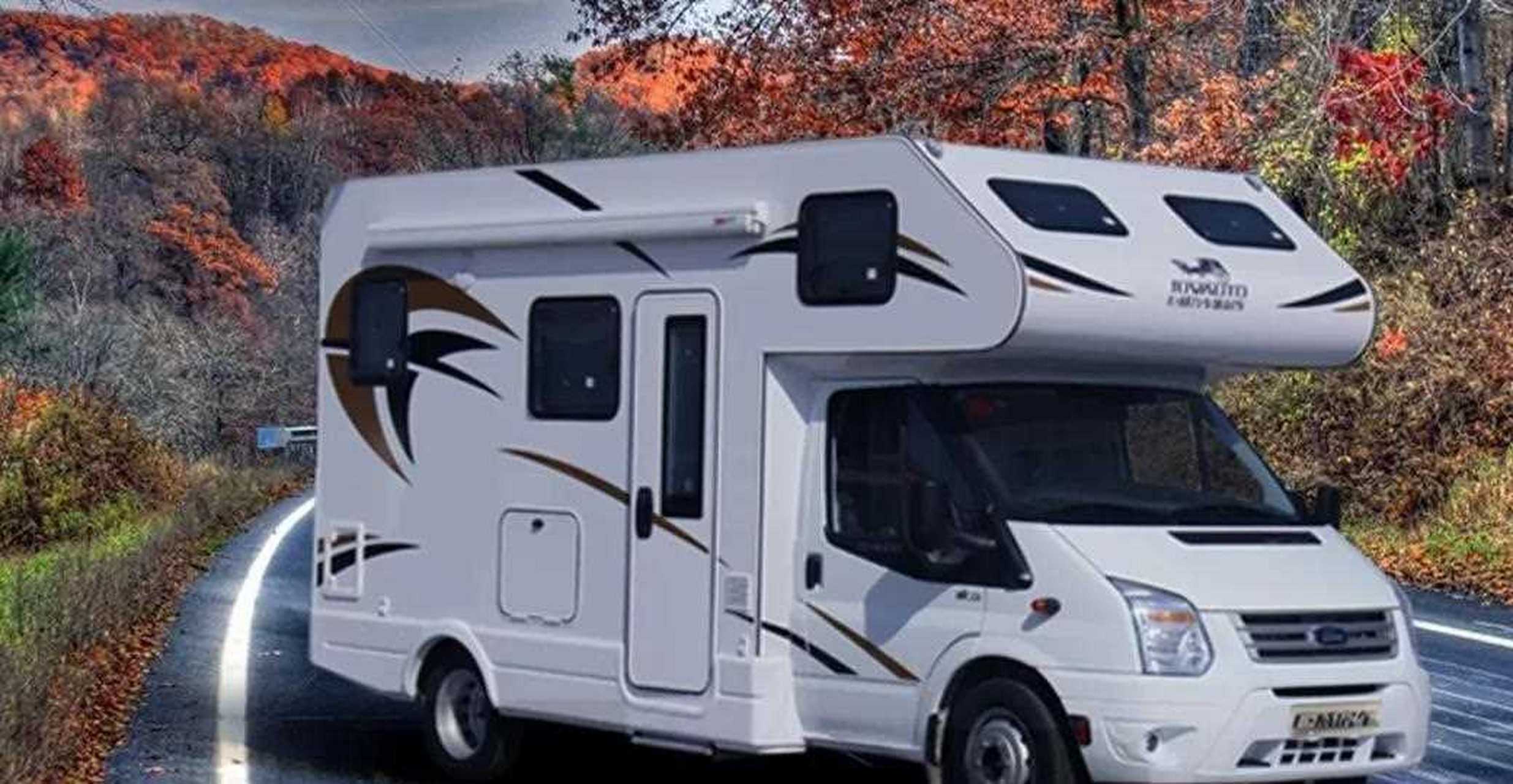 18南京房车展——巨威国六福特自动挡房车 新车外观以白色为主,给人