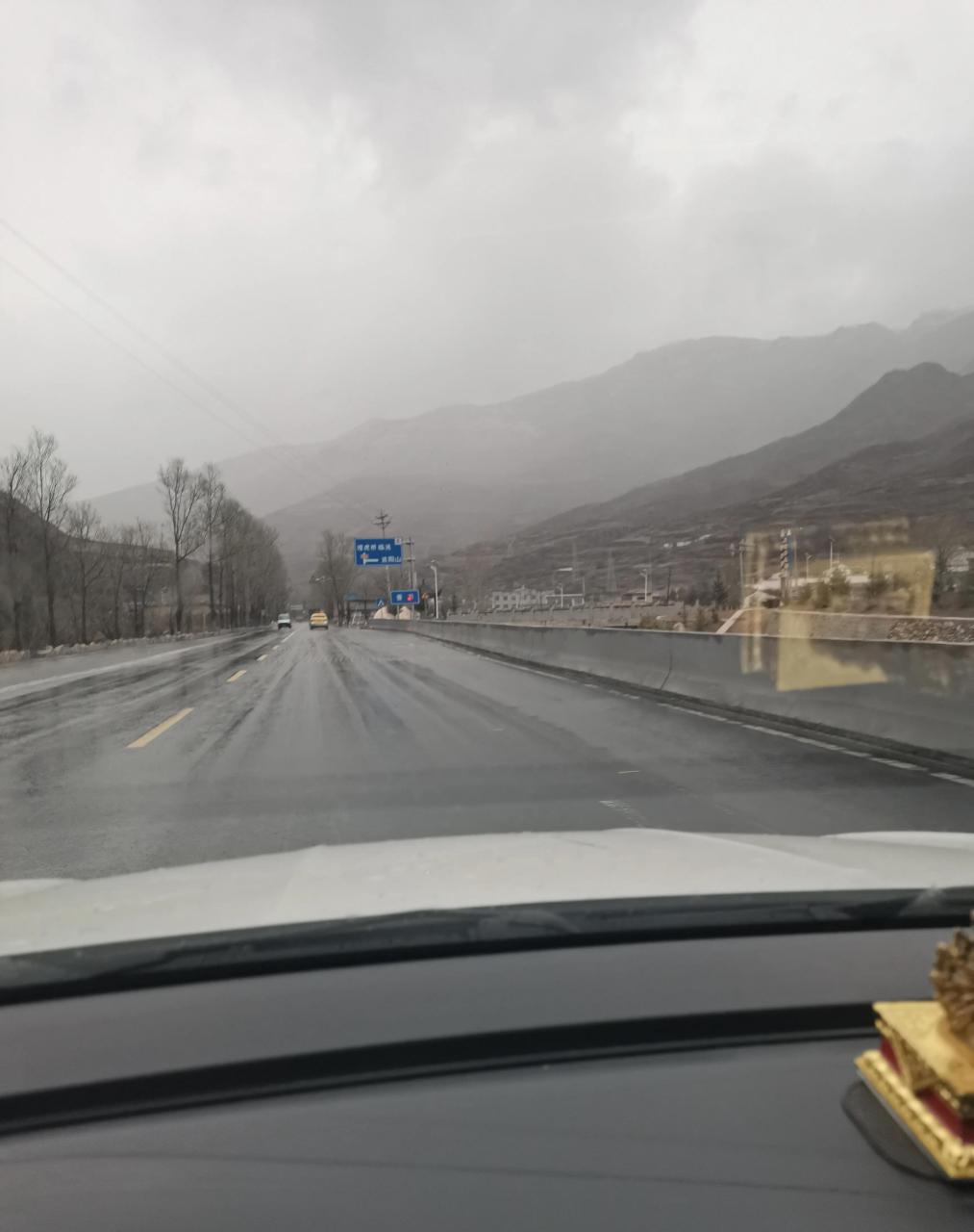 从岷县去陇西路过木寨岭隧道,山上白茫茫的下雪了,过了隧道就下的小雨