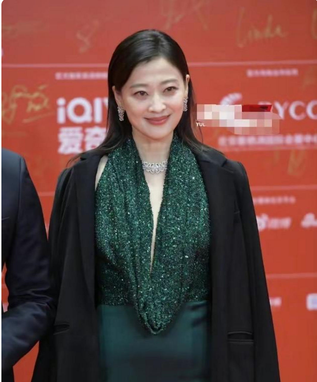 [火焰]47岁的梅婷穿挂脖深v越老越穿的暴露了,她却穿出了她这个年龄的