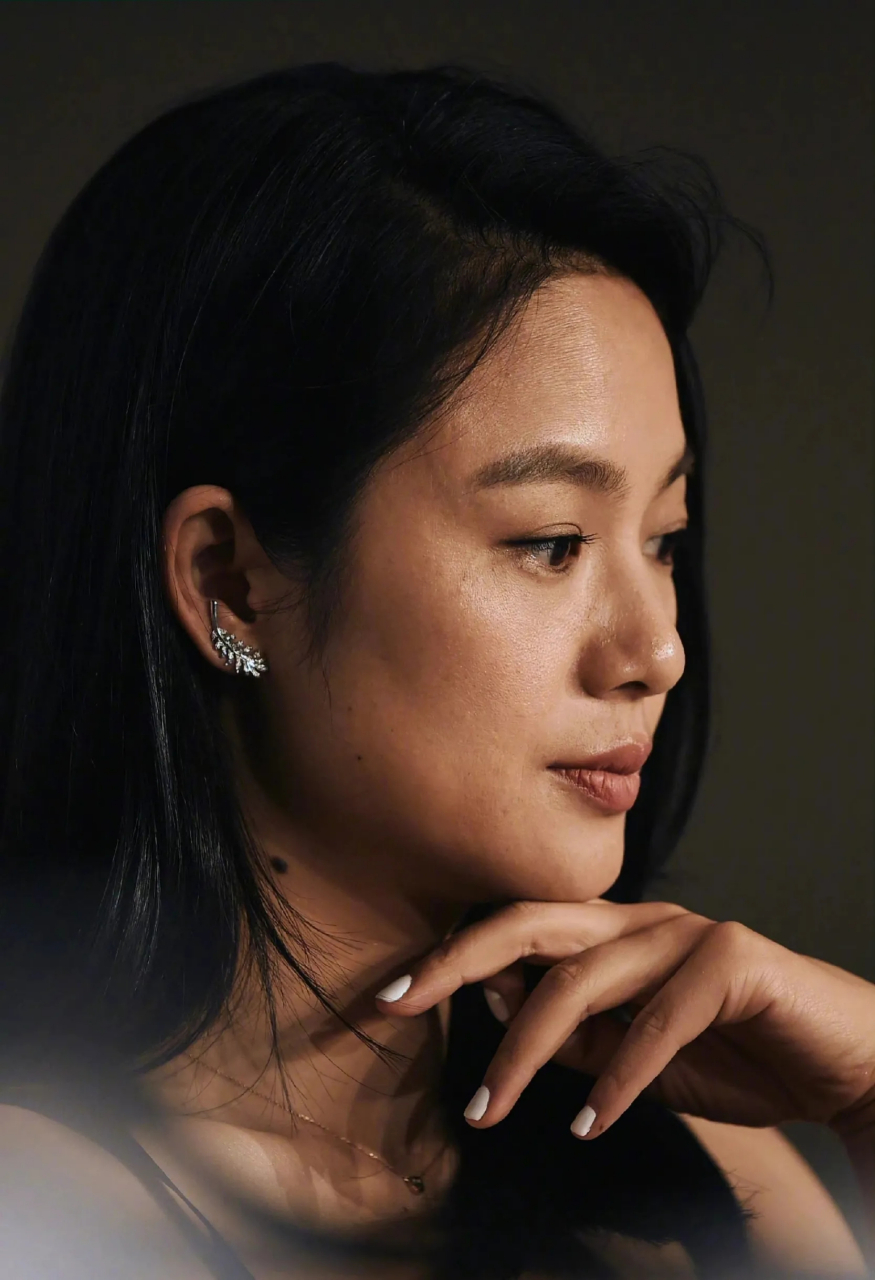 2015年的戛纳电影节,宣传电影《刺客聂隐娘》的周韵和舒淇,记者会的