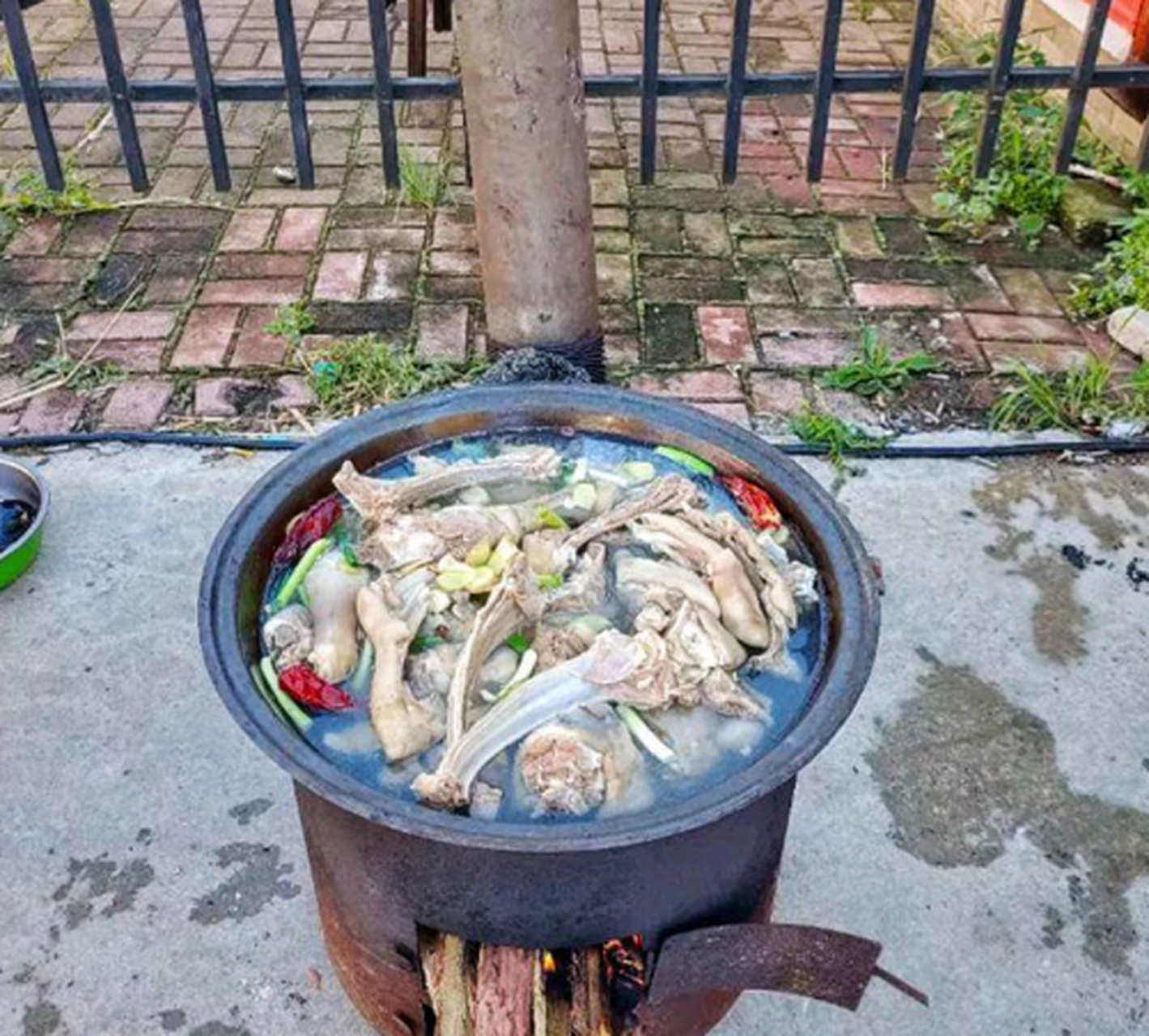 柴火炖肉,隔着屏幕都闻到香味了