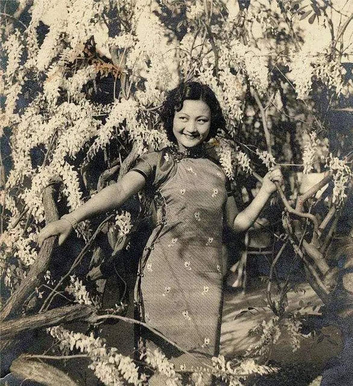 有一次,霸王马步芳对他的七妃马月兰说:"我要娶你的三个妹妹,你必须