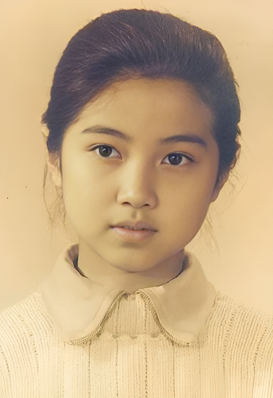 80年代,这个可爱的小女孩是"颜回"的后代,她出生于北京但祖籍在山东