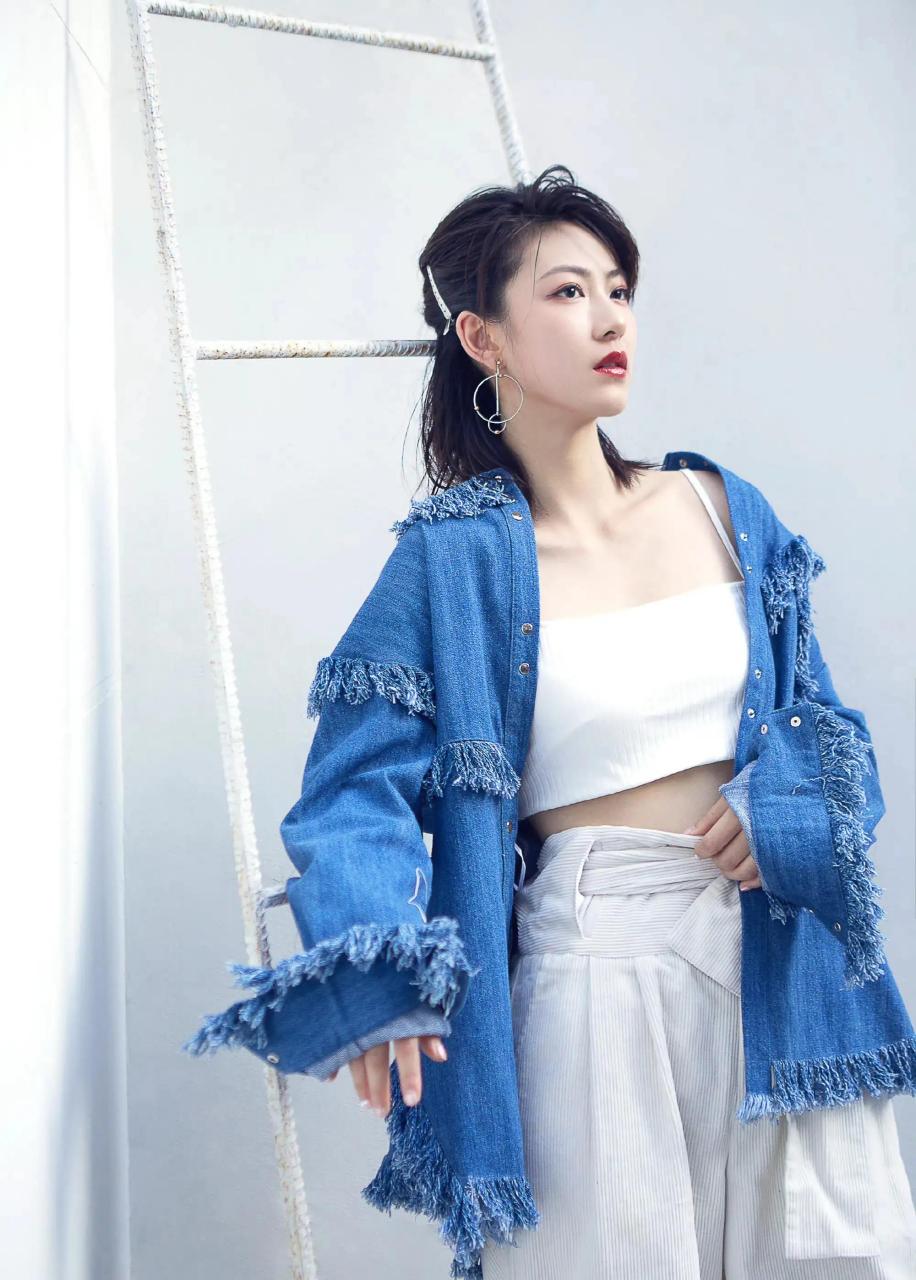 虽拥有北方姑娘特有的豪爽,但也不乏南方女孩的