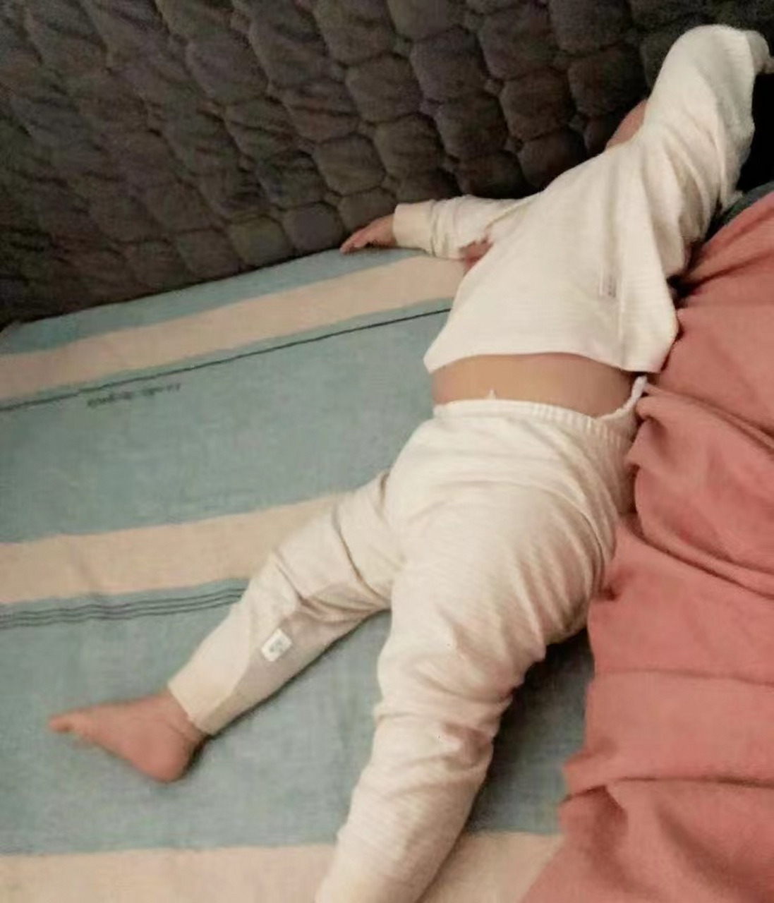 看了这么多年病,常听到家长抱怨说自家孩子晚上睡觉踢被子.