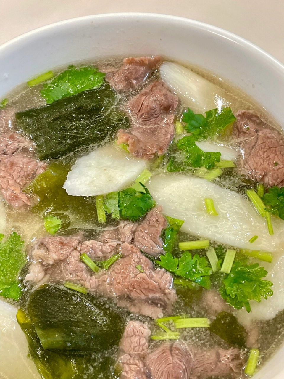 今天要分享的是一款美味又营养的牛肉山药裙带菜汤,它不仅口感丰富