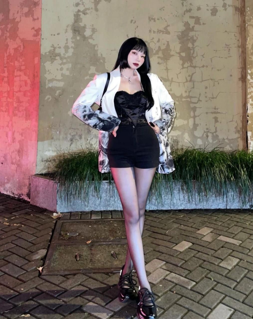 如花美貌的小姐姐一身黑色背心热裤配白色中国风外套气质满满