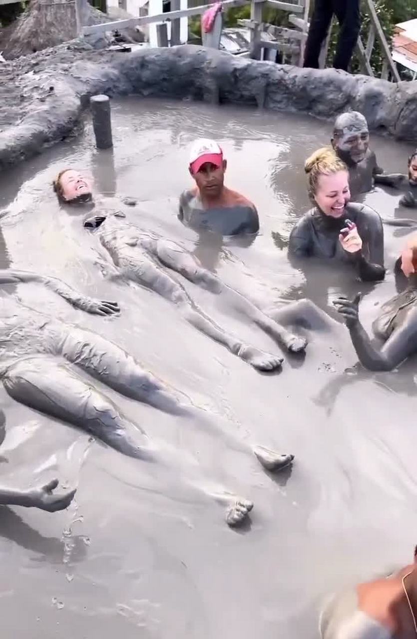 能在泥坑里玩得这么开心,真是让这些外国人折服了![捂脸]