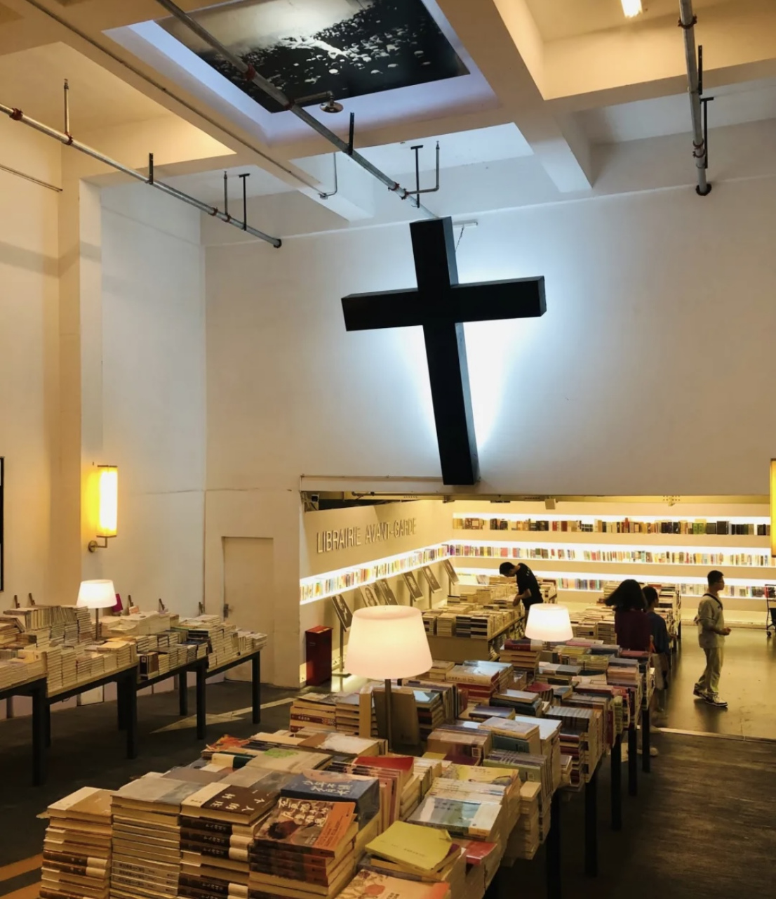 以前总是在网上买书,但最近发现了南京先锋书店,这家书店环境真的很棒