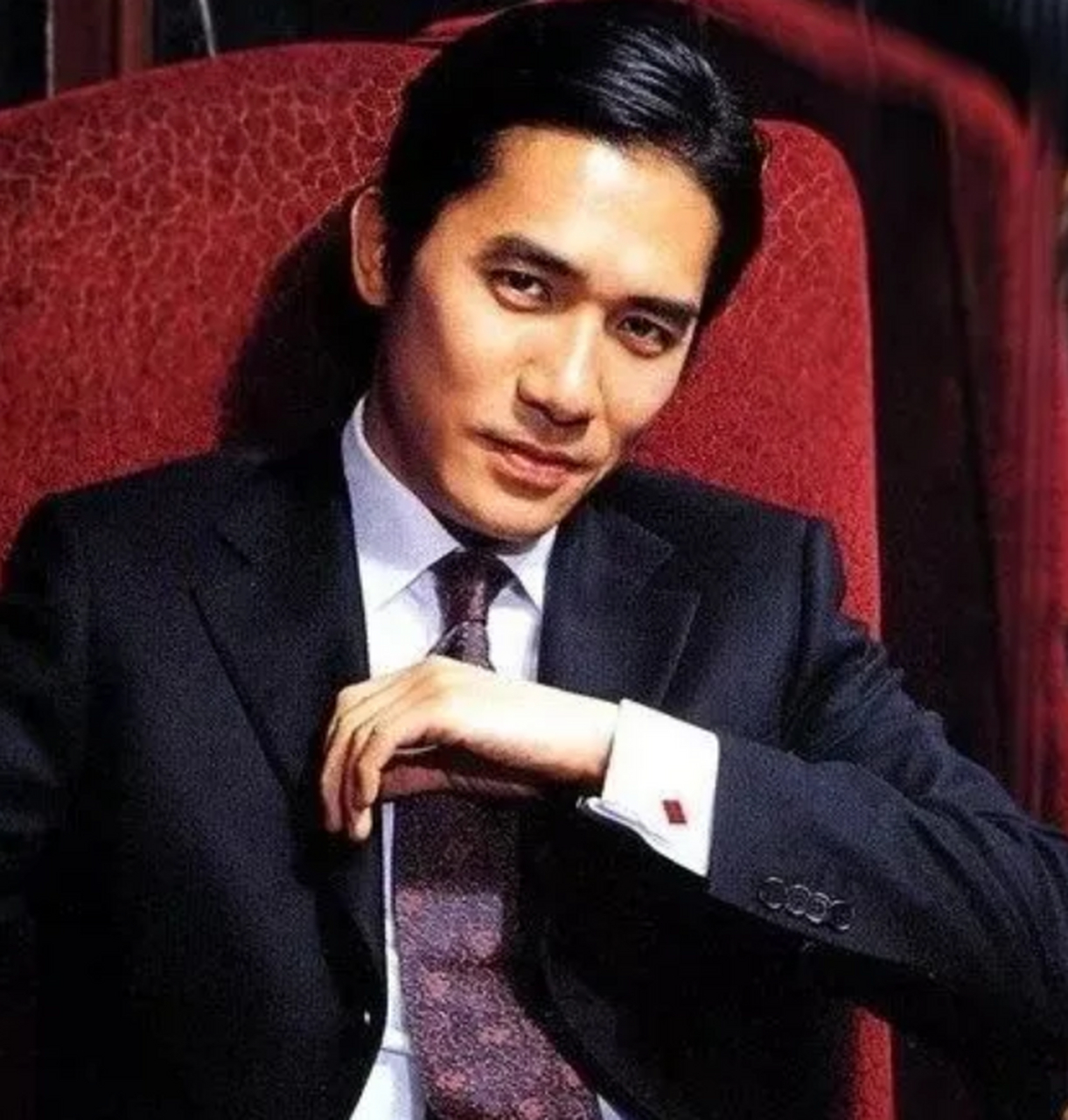 梁朝伟戴毛绒帽自拍,身着滑雪服状态佳.