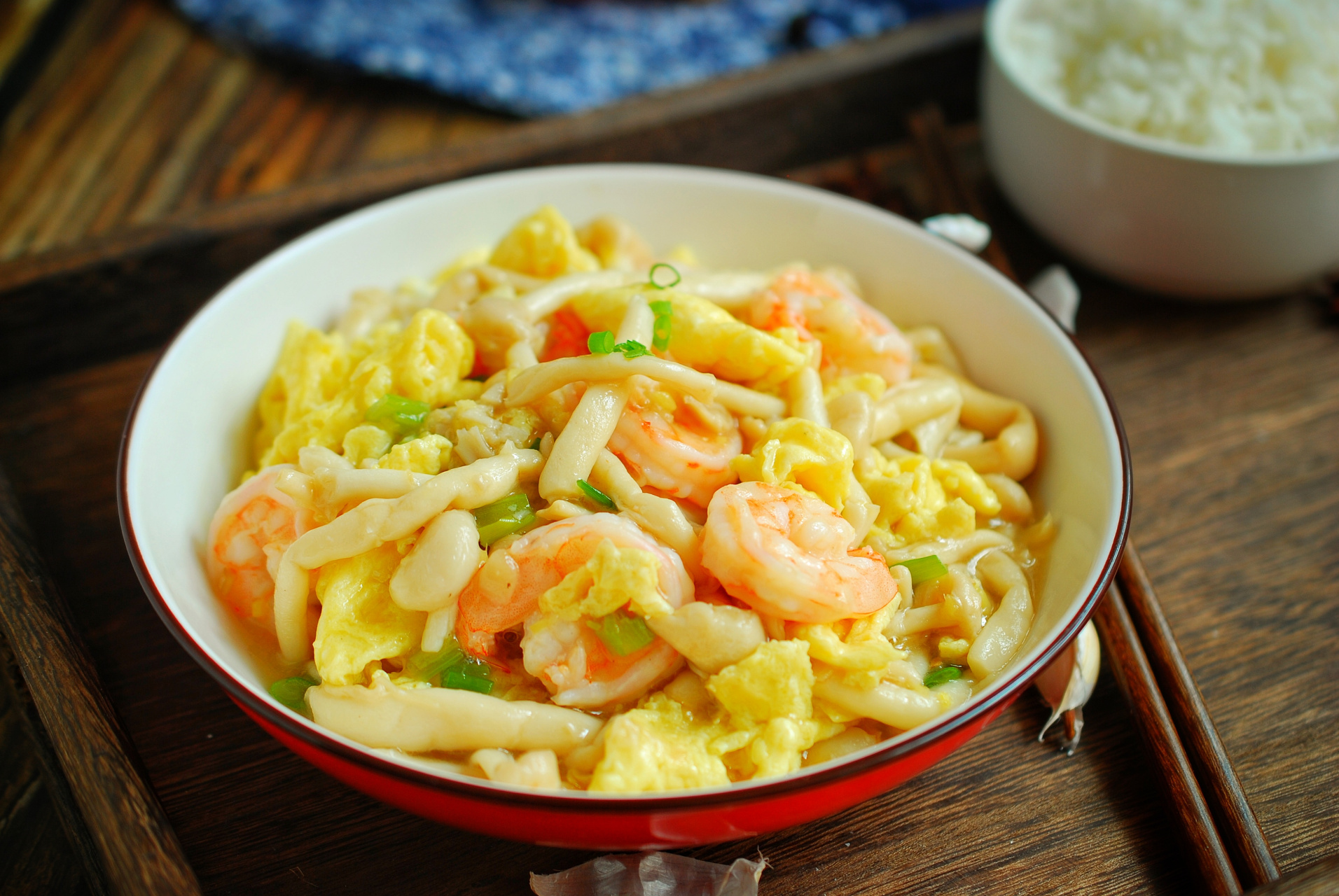 超好吃的一道菜,白玉菇炒鸡蛋虾仁,配上一碗白米饭,不油腻但很下饭.