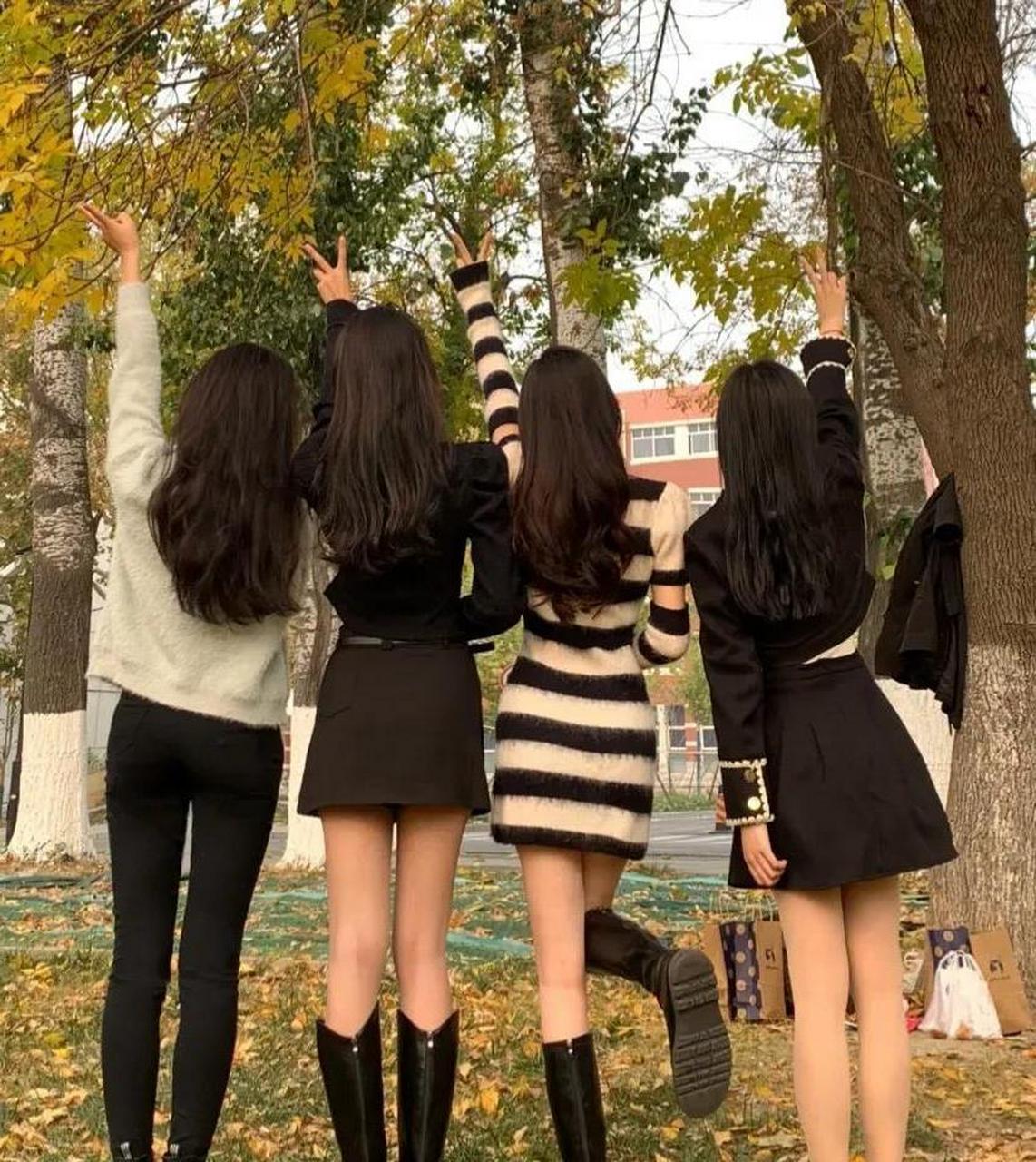 四个女生合影,那个是你最喜欢的类型?