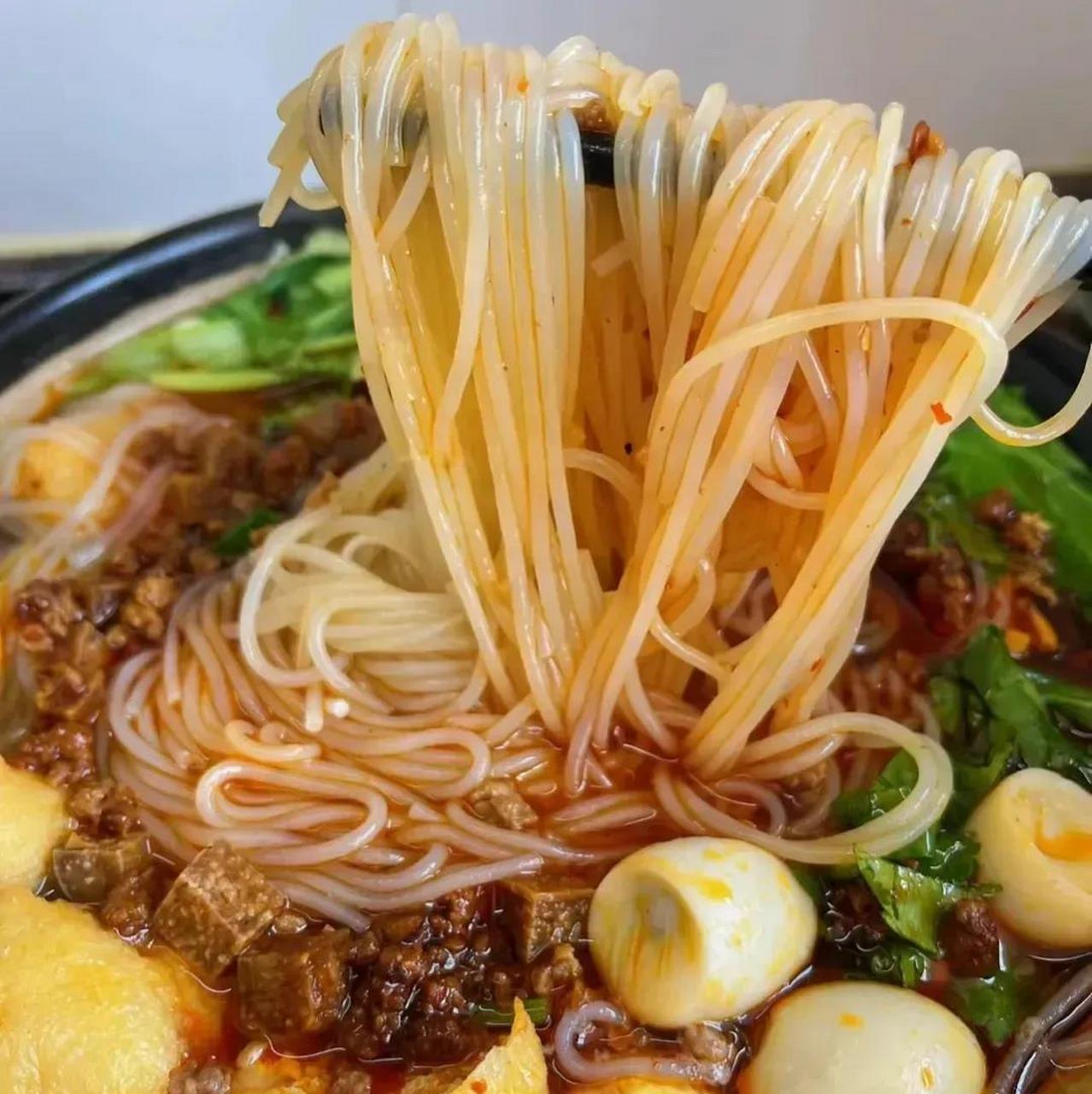 来碗自制砂锅米线,可以一口气炫完的那种,真的超过瘾,学会之后,再也不