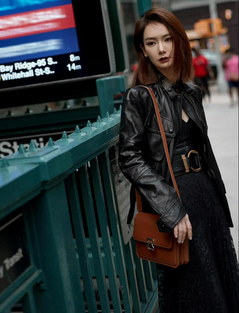 秋装小黑裙叠穿黑皮衣 戚薇,真的不愧是有颜任性随便穿的范本 黑色