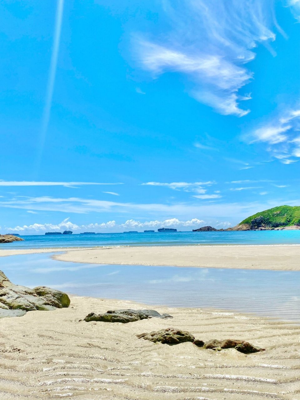 清澈见底的海水,柔软细腻的沙滩,东涌沙滩的美,真的让人惊叹不已.