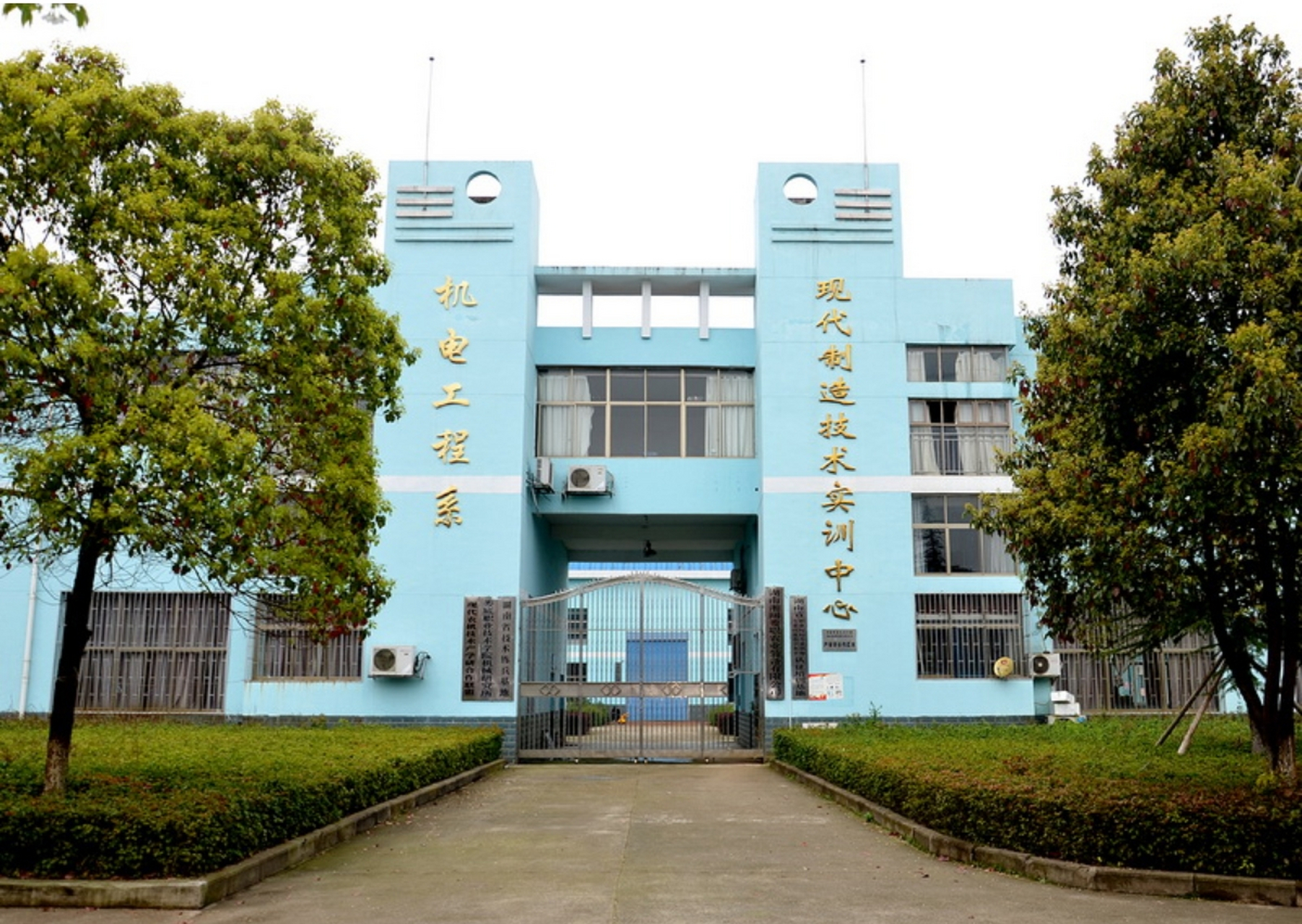 娄底职业技术学院是一所湖南省内公办的全日制大专院校,学制3年,毕业