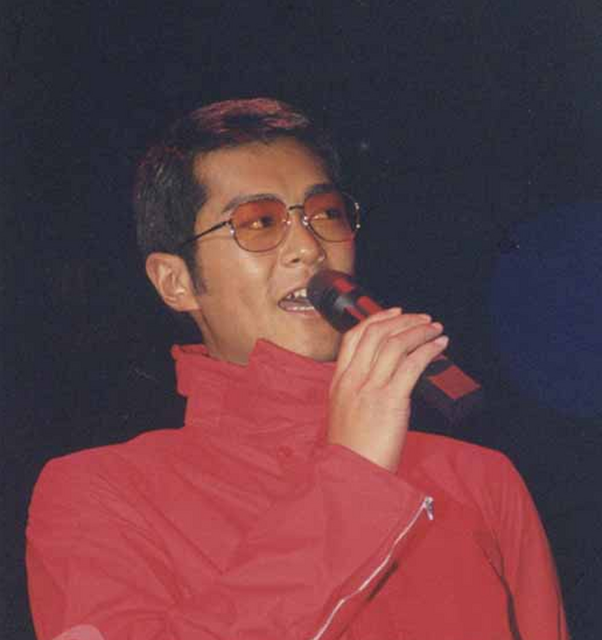 2000年5月20日,古天乐在马来西亚,参加新专辑《男朋友》的签唱会,一身