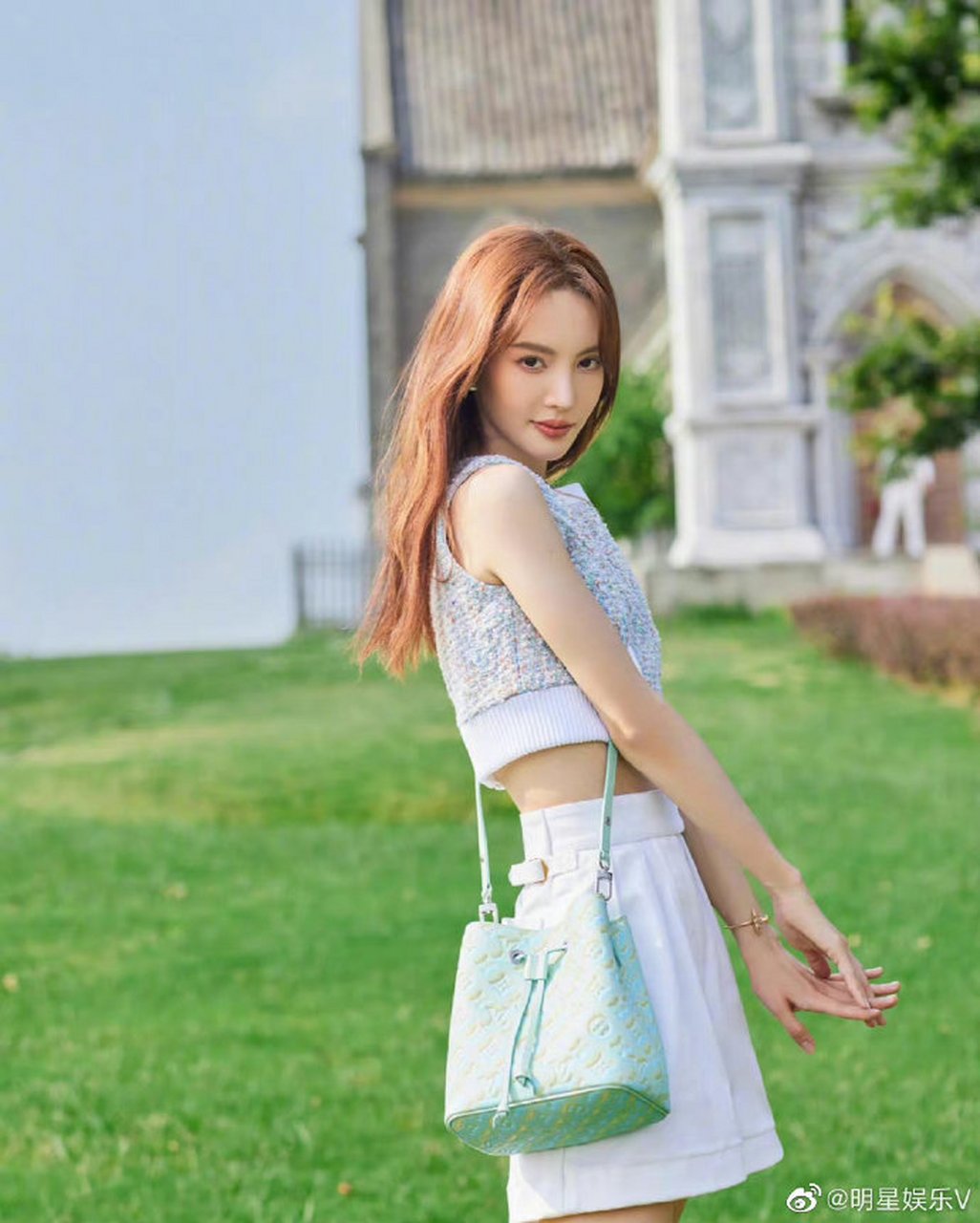 金晨是一位备受欢迎的中国女演员和歌手,以其清新阳光的形象和多才多