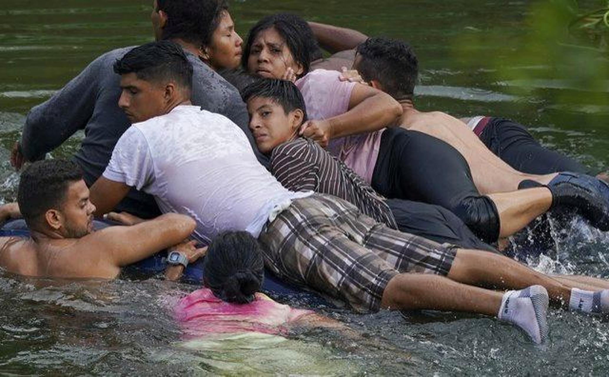 美国移民出新规,遏制汹涌偷渡(走线)潮」5月10日,美联社拍到非法移民