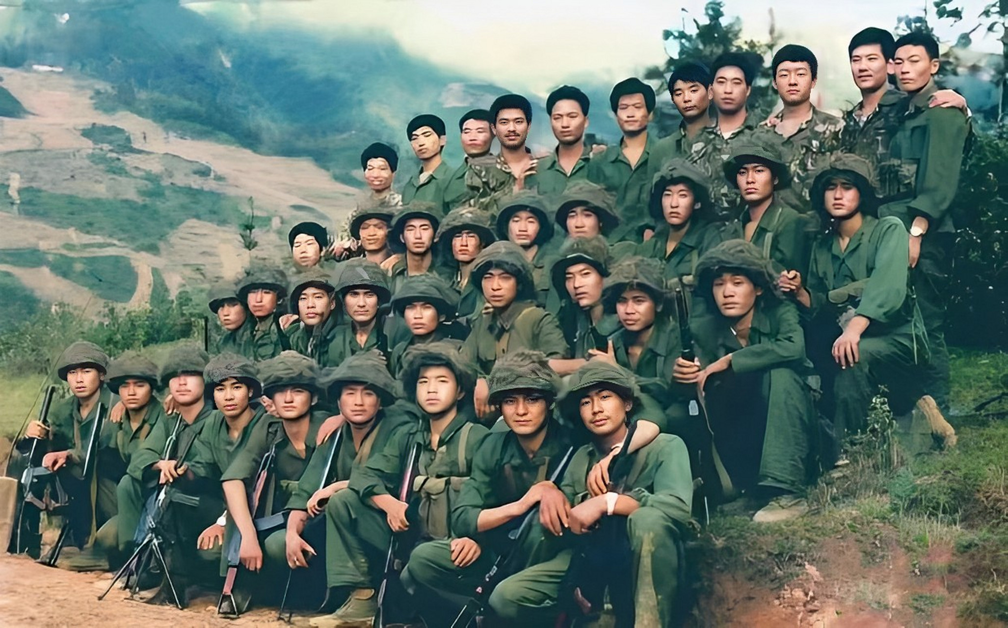 这是1985年9月23日,67军138师414团7连士兵 合影.